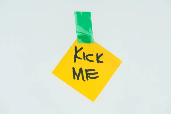 Nahaufnahme Notiz mit Kick-me-Schriftzug und Klebeband isoliert auf grauem, Aprilscherz-Konzept — Stockfoto