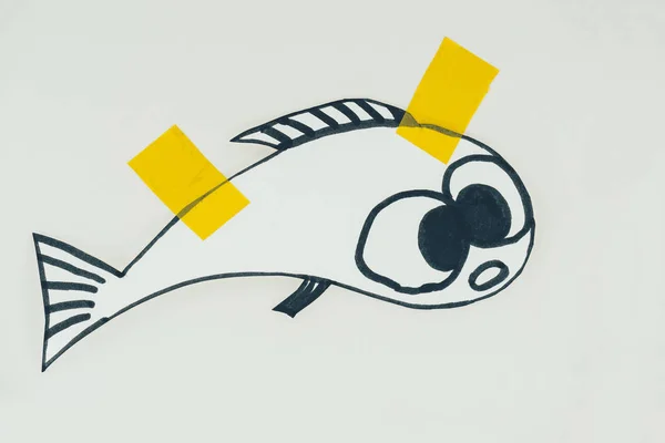 Крупным планом изображения нарисованной вручную рыбы с липкими лентами, изолированными на сером, апрельском дне дураков праздничной концепции — стоковое фото