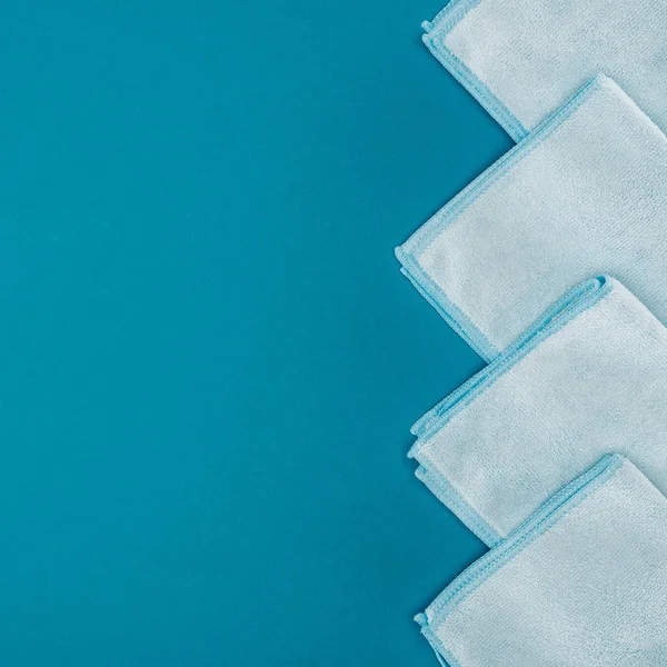 Vue surélevée de la rangée de chiffons bleus isolés sur bleu — Photo de stock