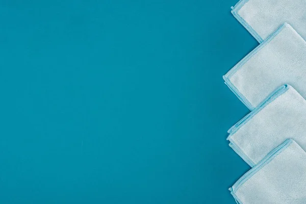 Vue du haut de la rangée de chiffons bleus isolés sur bleu — Photo de stock