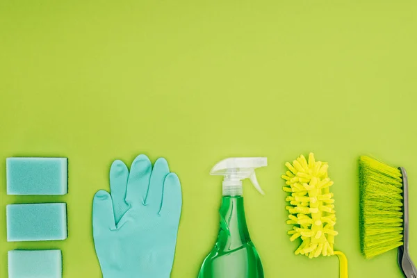 Draufsicht auf Gummihandschuh und Sprühflasche isoliert auf hellgrün — Stockfoto