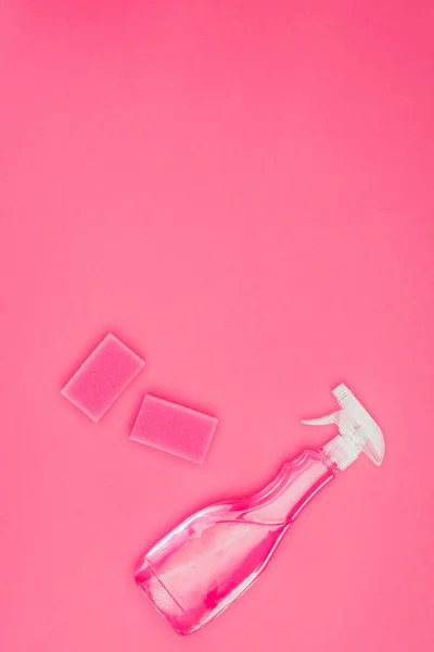 Top view of pink washing sponges and spray bottle isolated on pink — Stock Photo