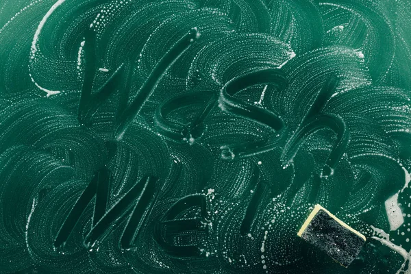 Top view of words wash me written with foam on dirty green tabletop — Stock Photo
