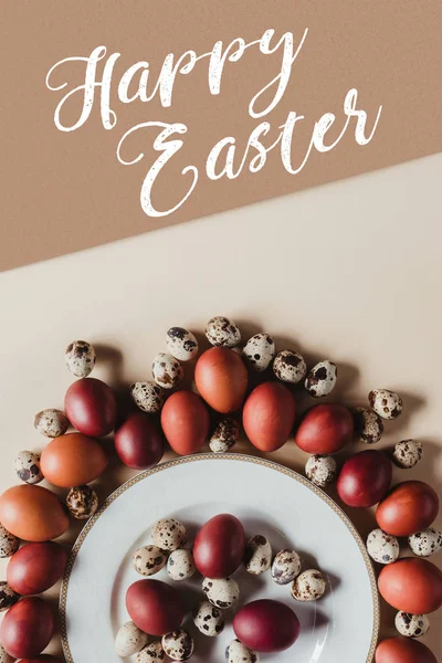 Ansicht von Wachteln und Hühner-Ostereiern auf Teller mit fröhlicher Osterbeschriftung — Stockfoto