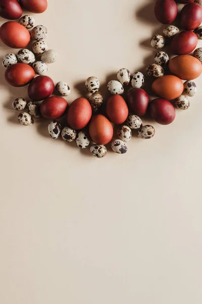 Top view of circle frame made of quail and chicken easter eggs — Stock Photo