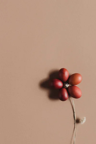 Composition alimentaire de Pâques avec des fleurs en œufs de poulet peints et des œufs de caille sur beige — Photo de stock