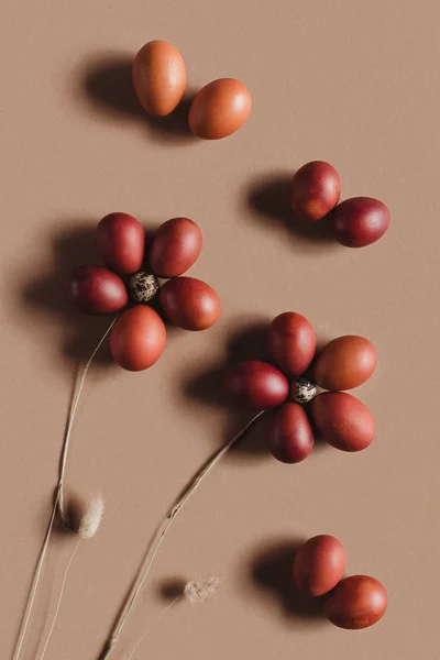 Osterspeisenkomposition mit Blumen aus Hühnereiern auf beige — Stockfoto