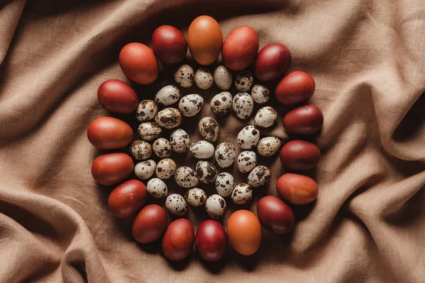 Food composition of easter quail eggs in circle of chicken eggs on linen tablecloth — Stock Photo