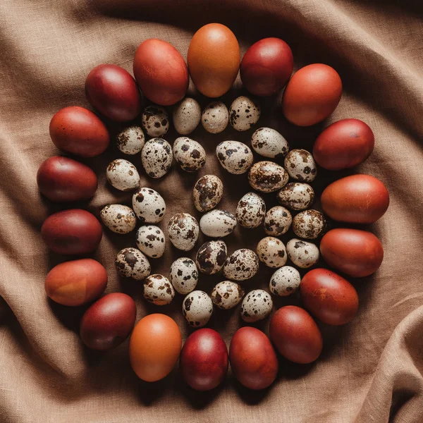 Vista dall'alto di uova di quaglia pasquali in cerchio di uova di pollo sulla tovaglia di lino — Foto stock