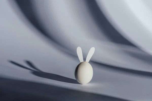 Oeuf de Pâques blanc avec oreilles de lapin — Photo de stock