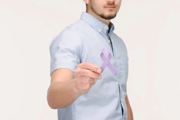 Обрезанный снимок мужчины, показывающий фиолетовую ленту осведомленности о раке, осведомлённость о волчанке, передозировка наркотиками, символ домашнего насилия, изолированный на белом — стоковое фото