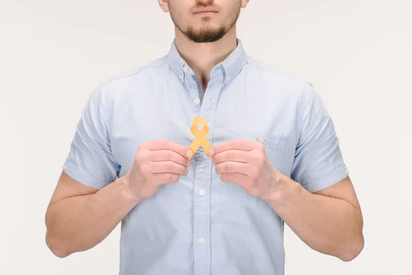 Частичный взгляд человека с желтой лентой изолирован на белом, концепция Всемирного дня здоровья — стоковое фото