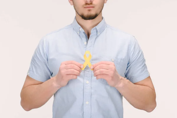 Частичный взгляд человека с детским онкологическим сознанием желтая лента изолирована на белом — стоковое фото