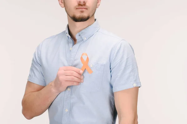 Vue partielle de l'homme atteint de leucémie orange, cancer du rein, sclérose en plaques ruban de sensibilisation RSD isolé sur blanc — Photo de stock