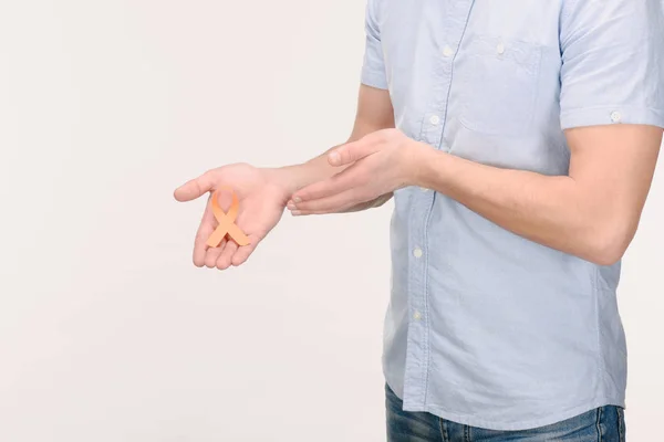 Inyección recortada de hombre que muestra leucemia naranja, cáncer de riñón, esclerosis múltiple RSD cinta de conciencia aislado en blanco - foto de stock