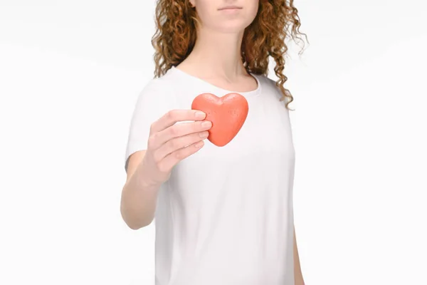 Vista parziale della donna che tiene il cuore rosso isolato sul bianco, concetto giornata mondiale della salute — Foto stock