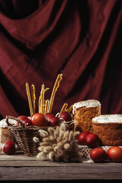 Hausgemachte Osterkuchen, bemalte Hühnereier und Kerzen auf Holztisch — Stockfoto