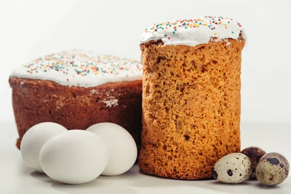 Vue rapprochée de gâteaux de Pâques maison sucrés avec poulet et oeufs de caille sur gris — Photo de stock