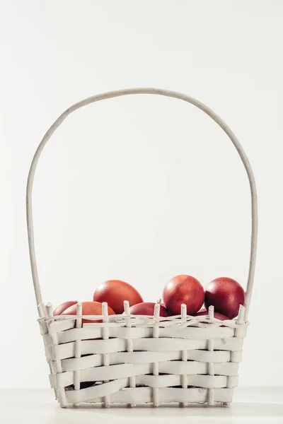 Oeufs de poulet peints traditionnels dans le panier sur gris, concept de Pâques — Photo de stock