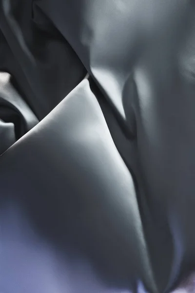 Срібний блискучий шовковий тканинний фон — стокове фото