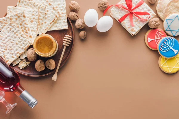 Vista superior de matza, biscoitos e vinho na mesa, conceito de Conto de Páscoa — Fotografia de Stock