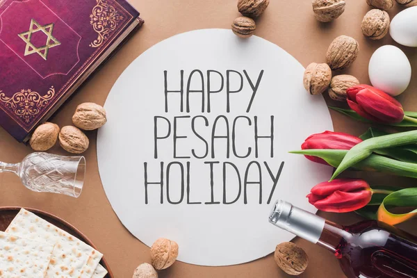 Top view of traditional book with text in hebrew and happy pesach holiday greeting — Stock Photo