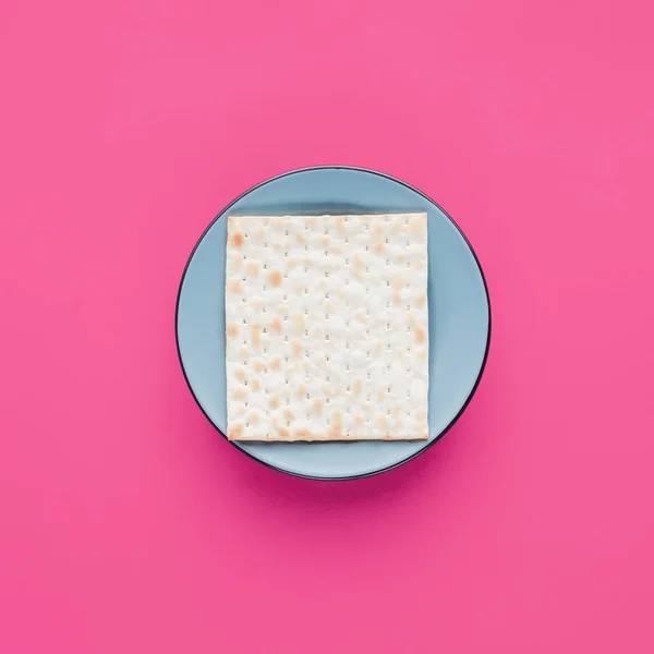 Top view of plate with matza isolated on pink, Passover Tale concept — Stock Photo