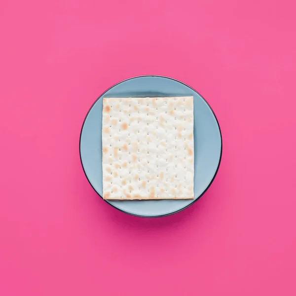 Vue du dessus de la plaque avec matza isolé sur rose, concept Passover Tale — Photo de stock