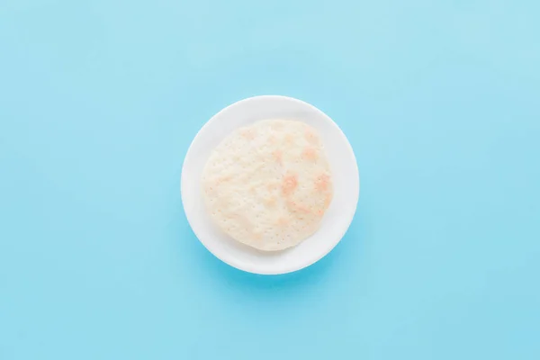 Vue du dessus de la plaque avec matza isolé sur bleu, concept de conte de Pâque — Photo de stock