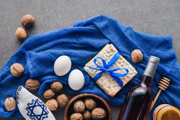 Vue du dessus de matza, oeufs et vin sur la table, concept de conte de Pâque — Photo de stock