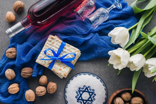Vista superior de kippah, matza y vino, concepto de vacaciones de Pascua judía - foto de stock