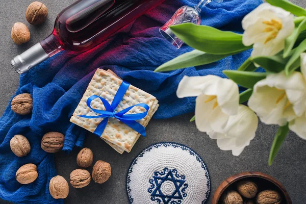 Top view of kippah, matza and wine, Pesah celebration concept — Stock Photo