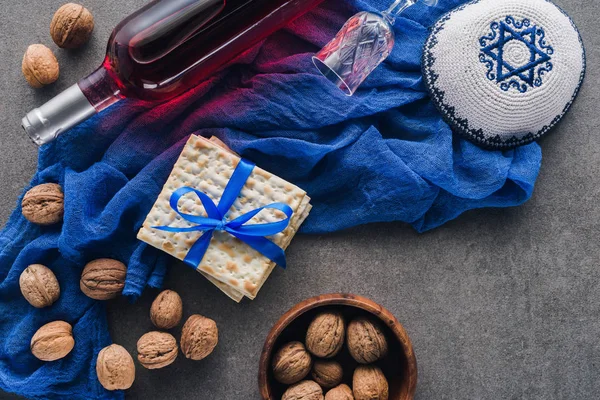 Vista superior de matza, kippa y vino, concepto de celebración de Pesah - foto de stock