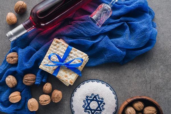 Vista superior de matza, kippah y vino, concepto de vacaciones de Pascua judía - foto de stock