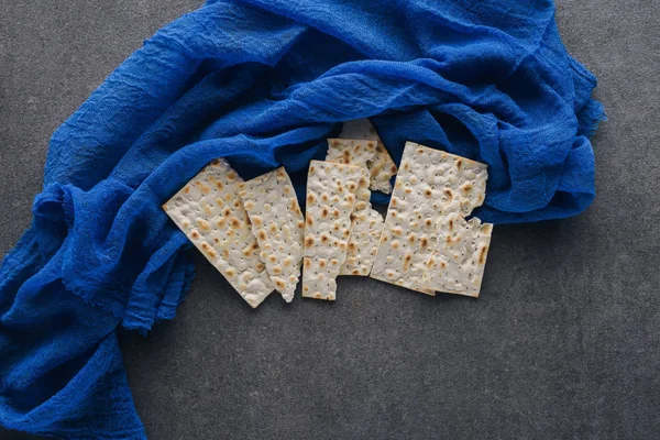 Vue du dessus de matza sur nappe bleue, concept de célébration Pesah — Photo de stock