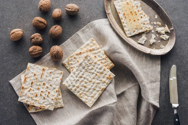 Vista dall'alto di matza e noci su tavolo di cemento, concetto di vacanza pasquale ebreo — Foto stock