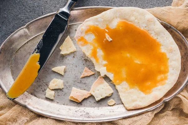 Erhöhter Blick auf Matza und Honig, Pesah-Feier-Konzept — Stockfoto