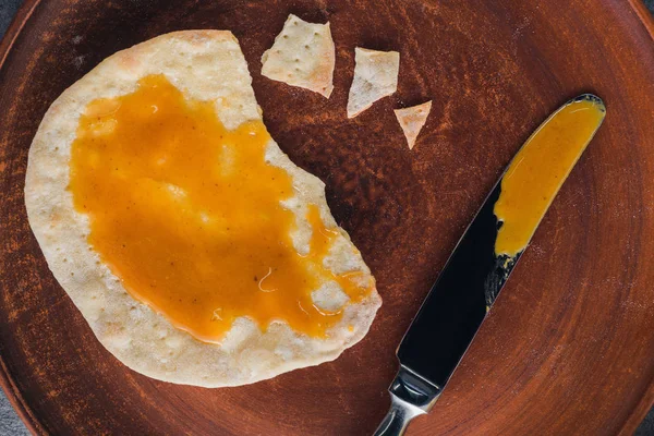 Top view of matza with honey, jewish Passover holiday concept — Stock Photo