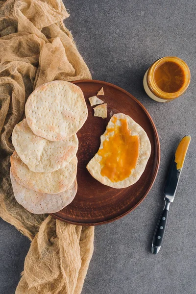 Blick von oben auf Matza mit Honig, Pesah-Feier-Konzept — Stockfoto