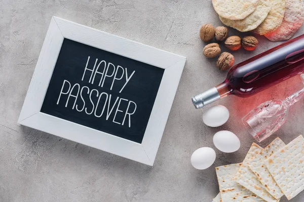 Top view of frame with happy passover greeting, Pesah celebration concept — Stock Photo