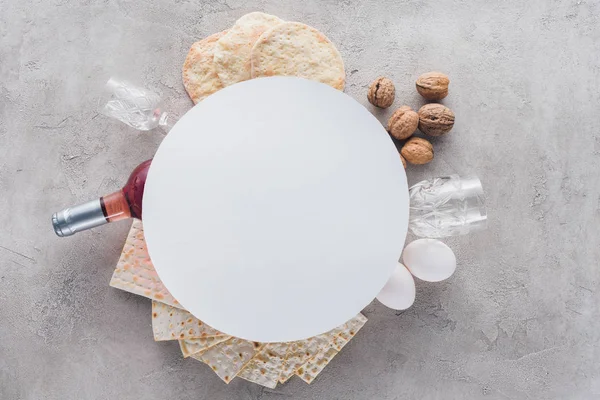 Vista superior del plato en matza y vino, concepto de vacaciones de Pascua judía - foto de stock