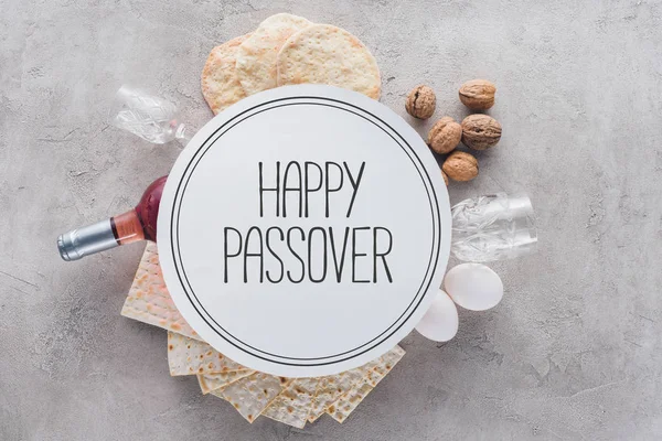Top view of matza and plate with happy passover greeting, jewish Passover holiday concept — Stock Photo