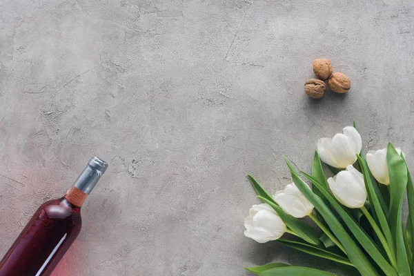 Vista dall'alto di vino e tulipani su tavolo di cemento, concetto di vacanza di Pasqua ebreo — Foto stock