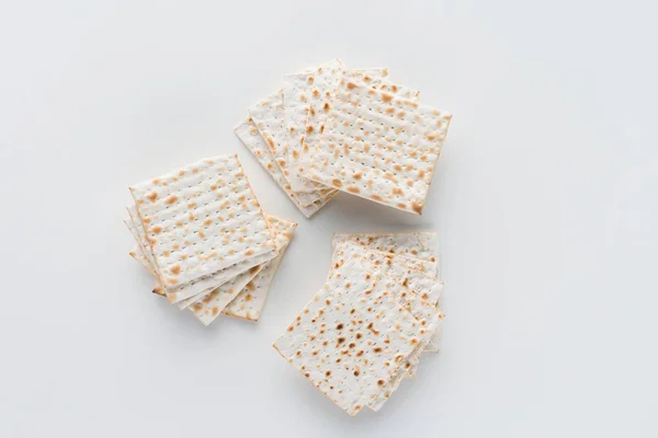 Vue du dessus de matza sur table blanche, concept de célébration Pesah — Photo de stock