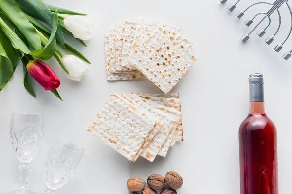 Blick von oben auf Matza und Wein mit Blumen, jüdisches Pessach-Urlaubskonzept — Stockfoto