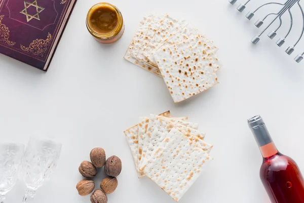 Vue de dessus du matza et de la torah sur la surface blanche, concept de célébration Pesah — Photo de stock