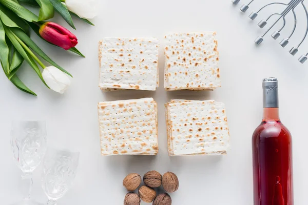 Vista superior de matza y menorah en la mesa, concepto de vacaciones de Pascua judía - foto de stock