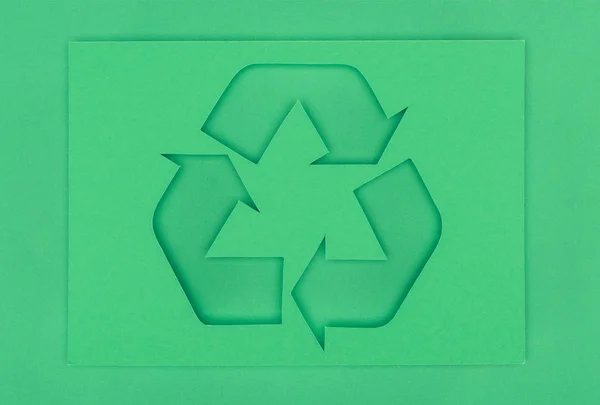 Вид сверху на зеленый знак переработки со стрелками — стоковое фото