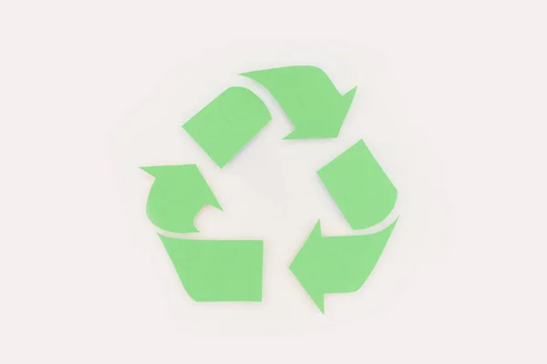 Vista superior del letrero de reciclaje de flechas verdes en blanco — Stock Photo