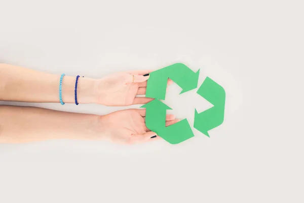 Tiro cortado de mulher segurando sinal de reciclagem no branco — Fotografia de Stock